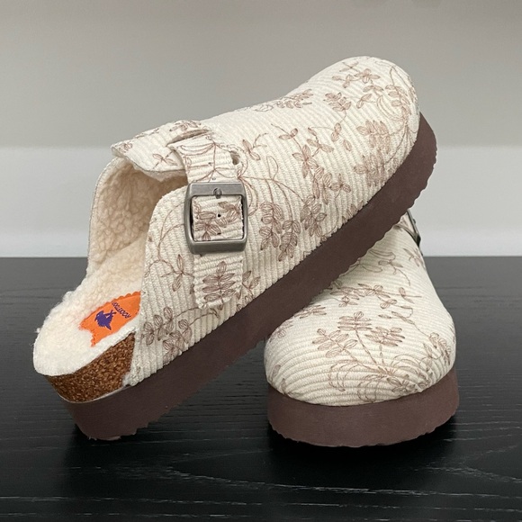 Stay Cozy and Stylish This Winter with Abel Women's Mules from Rocket Dog® - Picture 1 of 11